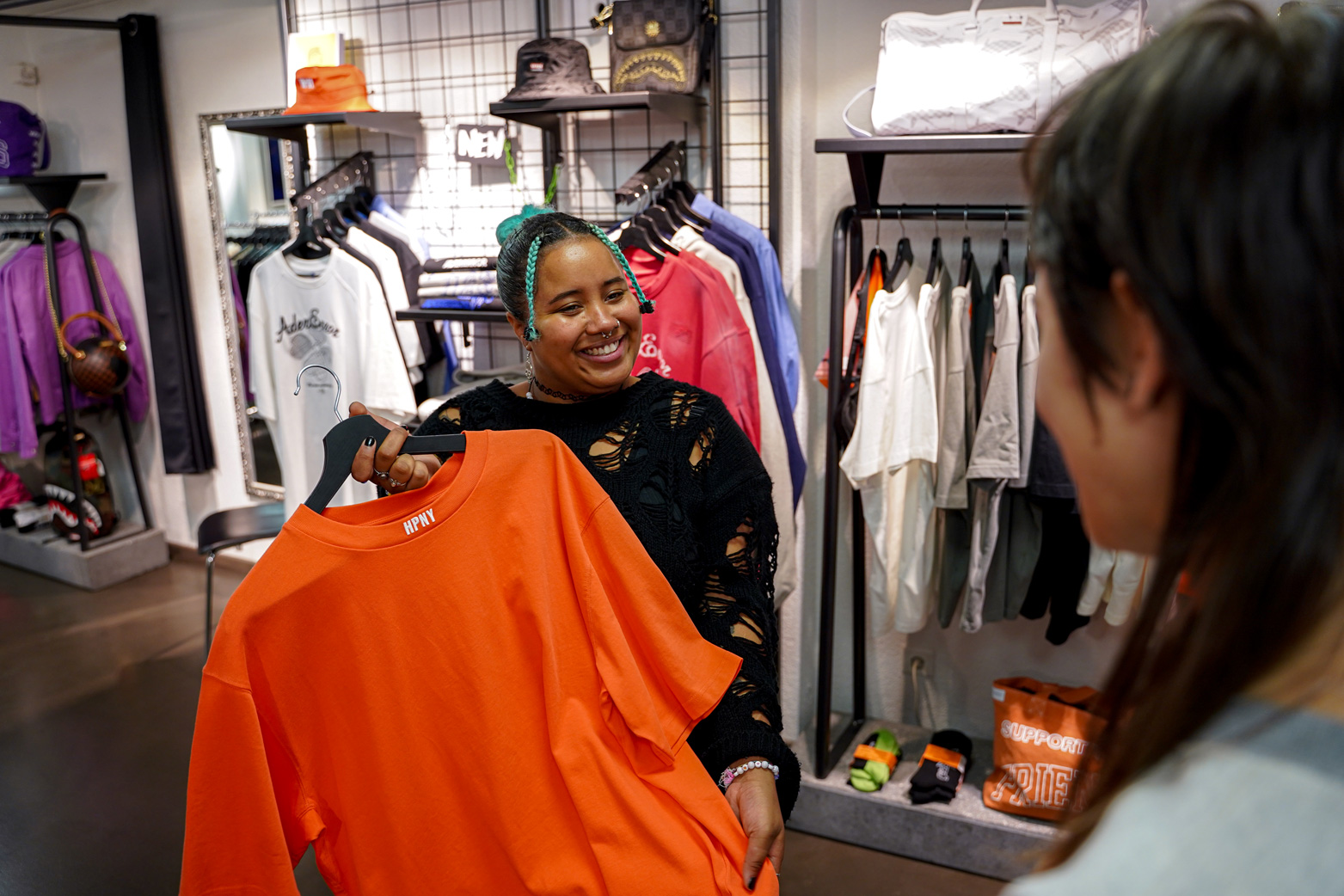 Lehre Zürich als Detailhandelsfachmann*frau EFZ Textil oder Detailhandelsassistent*in EBA Textil